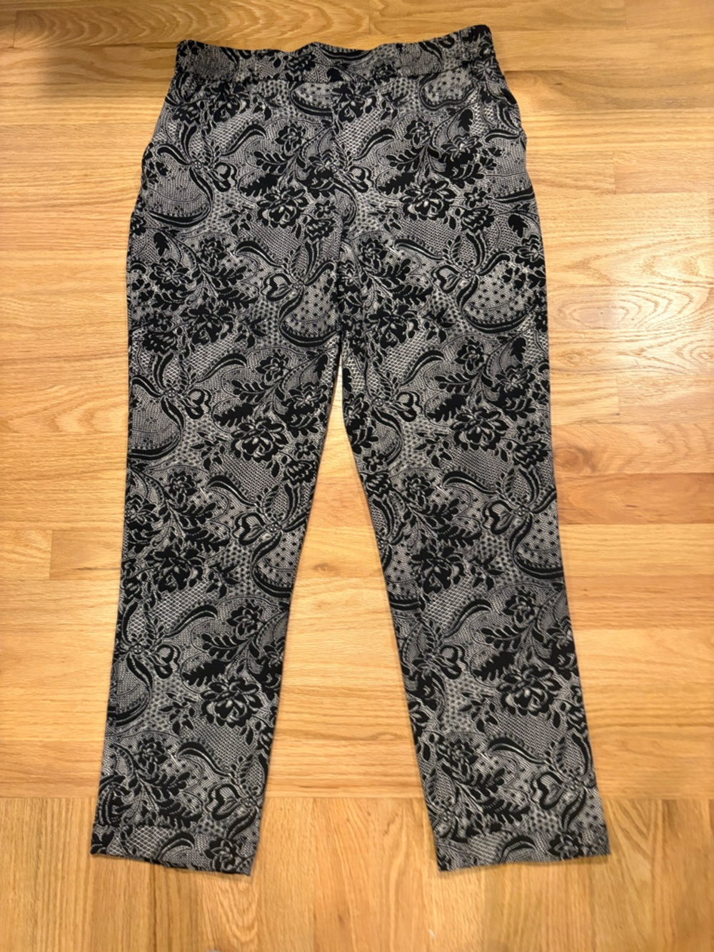 NY&Co Pull-on Pant in black n white floral print Sz M